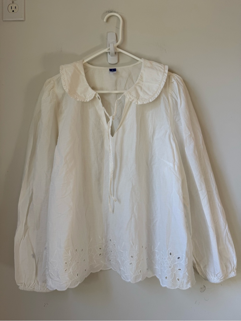White peasant blouse Peter Pan collar eyelet lace hem split neck with tie cotton